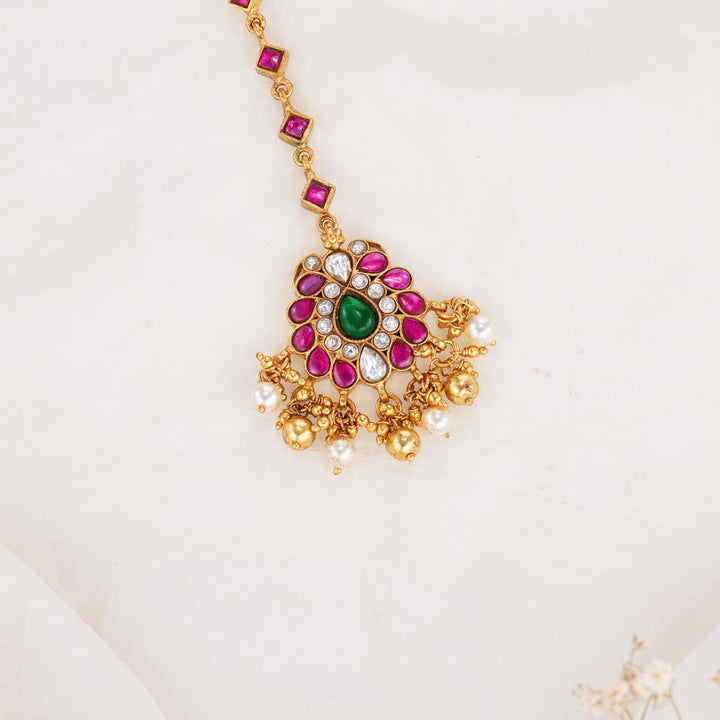 Endearing Kundan Maangtikka
