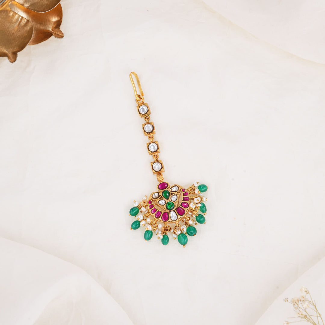 Shining and Stellar Kundan Maangtikka