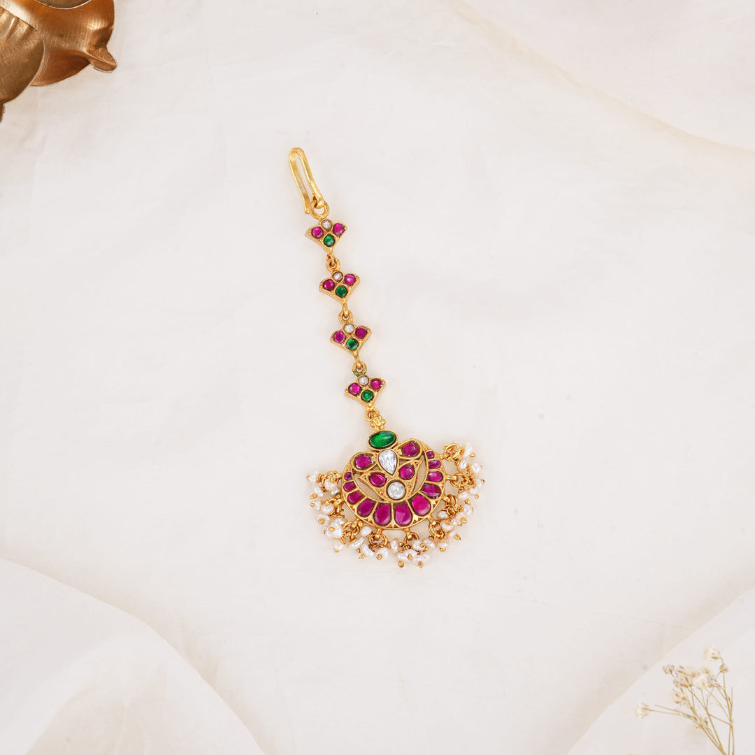 Grand and Glowing Kundan Maangtikka