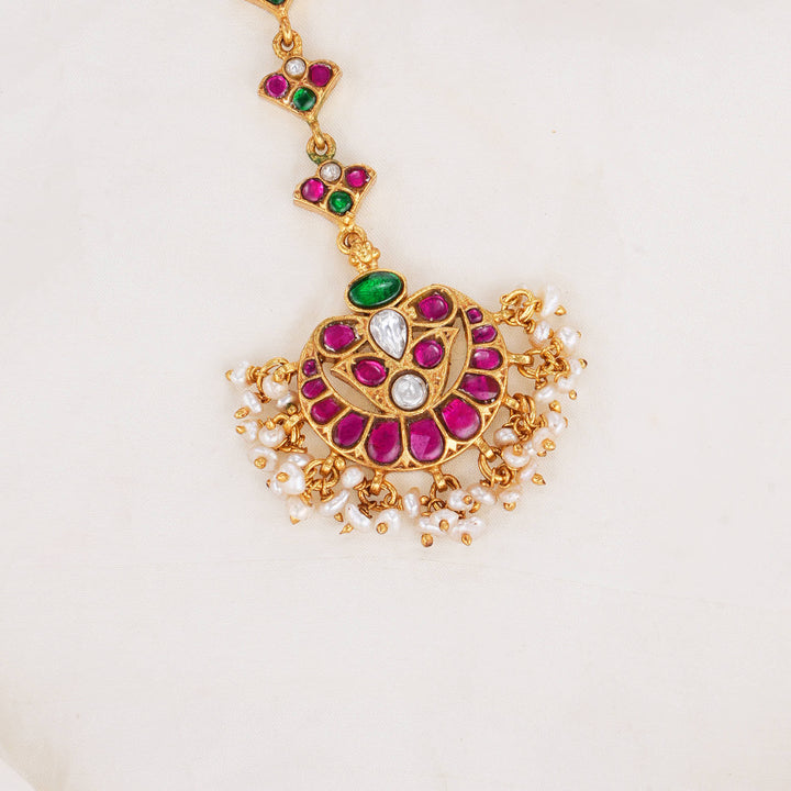 Grand and Glowing Kundan Maangtikka