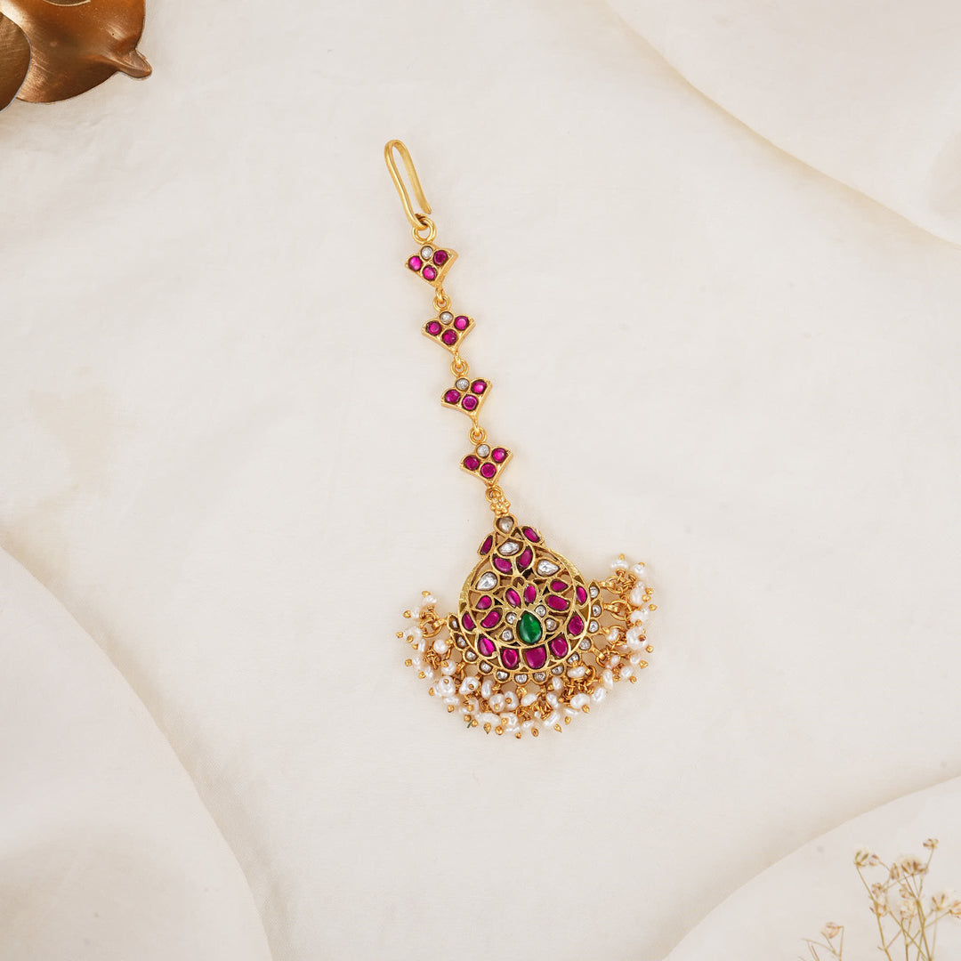 Timelessly Sparkles Kundan Maangtikka