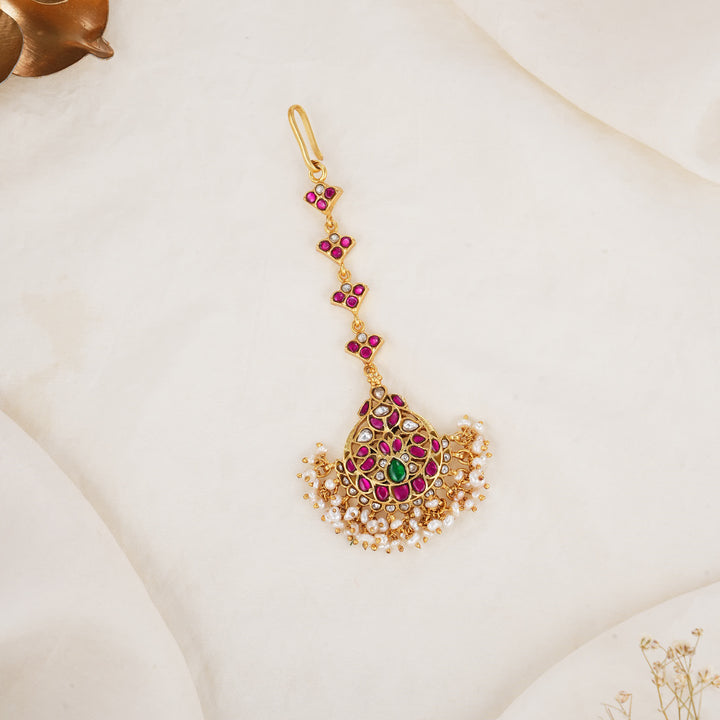 Timelessly Sparkles Kundan Maangtikka