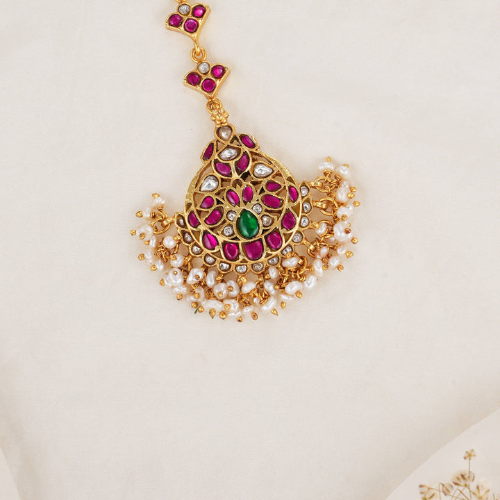 Timelessly Sparkles Kundan Maangtikka