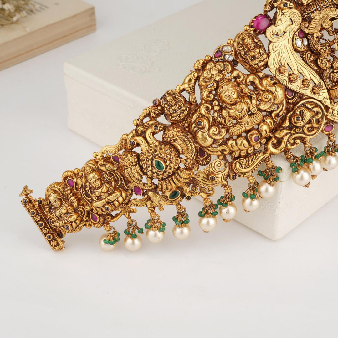 Grand Mesmerizing Kundan Oddiyanam