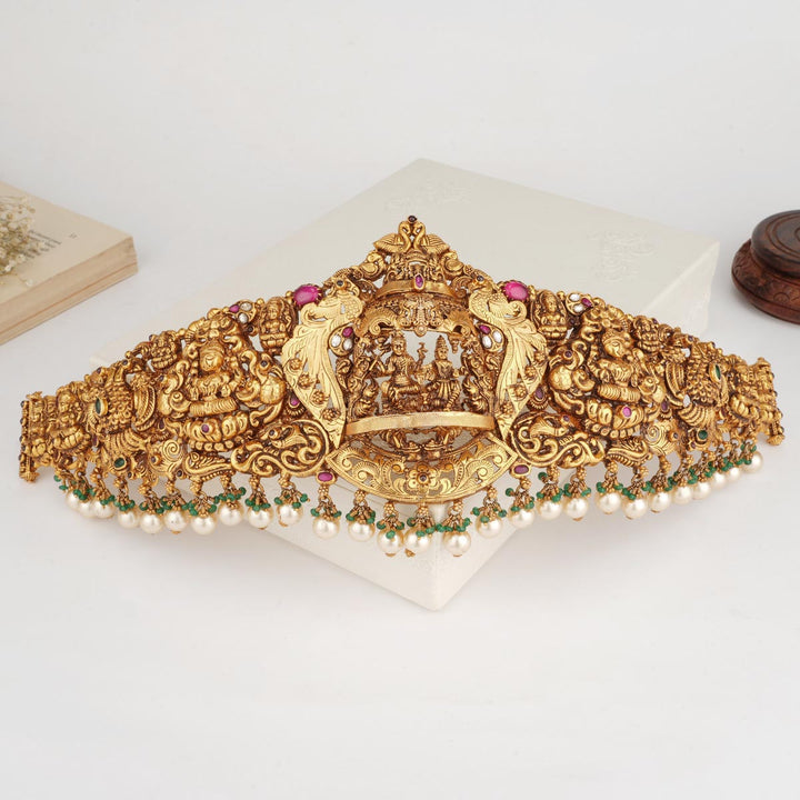 Grand Mesmerizing Kundan Oddiyanam