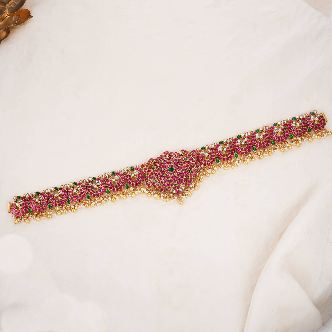 Grandly Ornated Kundan Oddiyanam