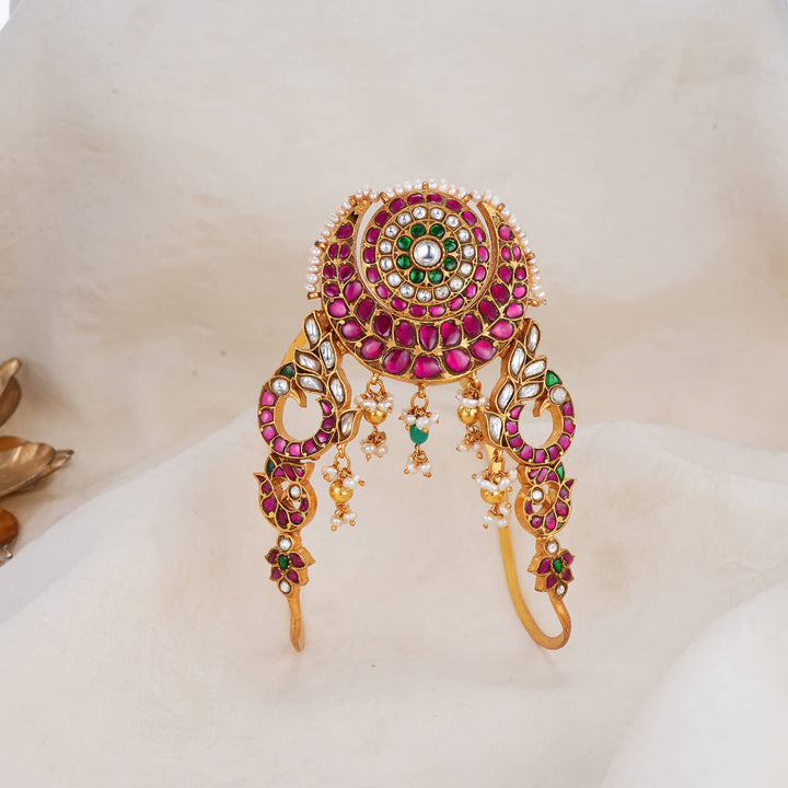 Mesmerizing Kundan Vanki