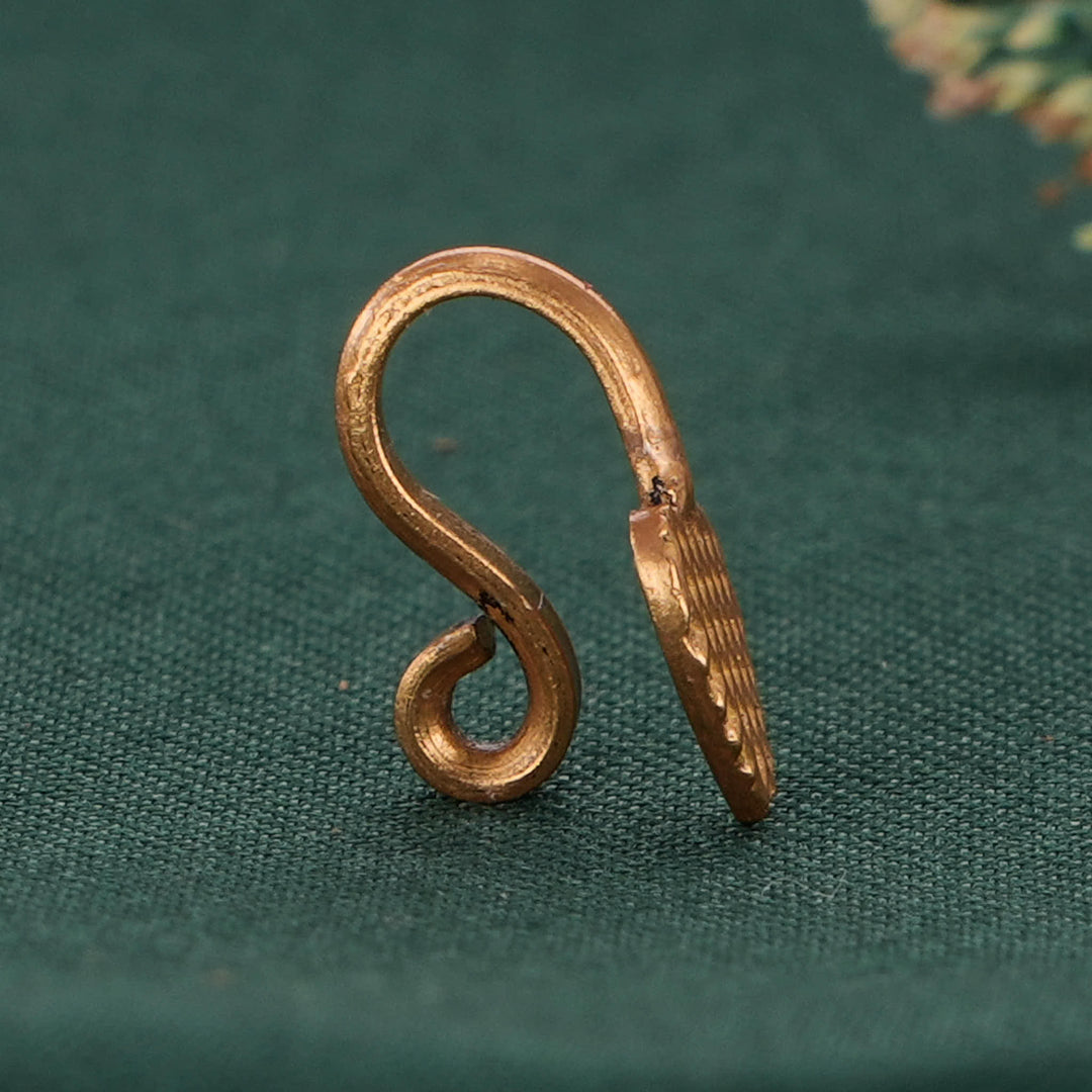 Nishi Nose Pin