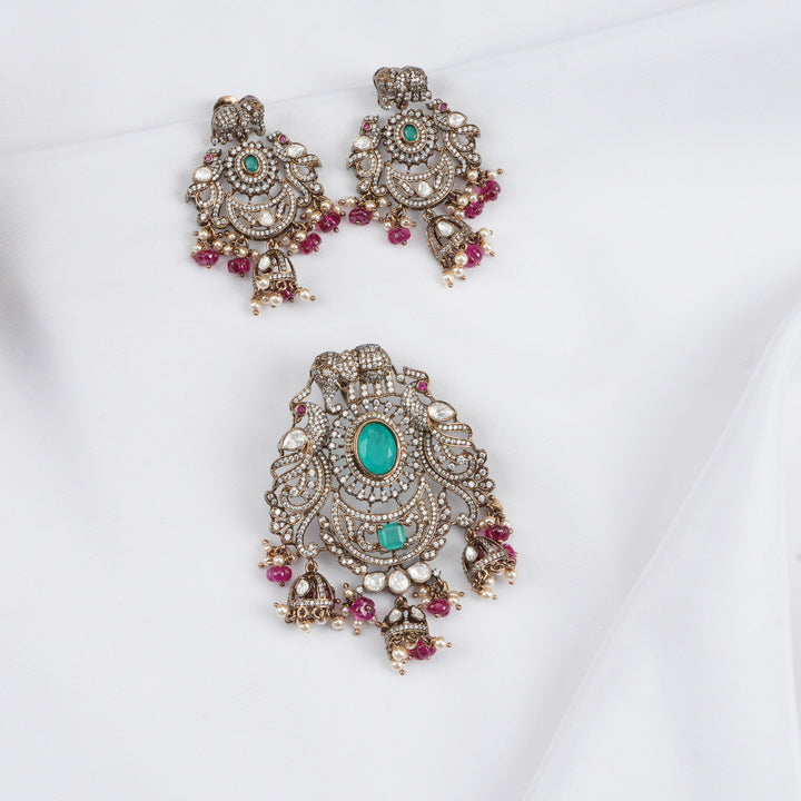 Vinisha Victorian Pendant Set