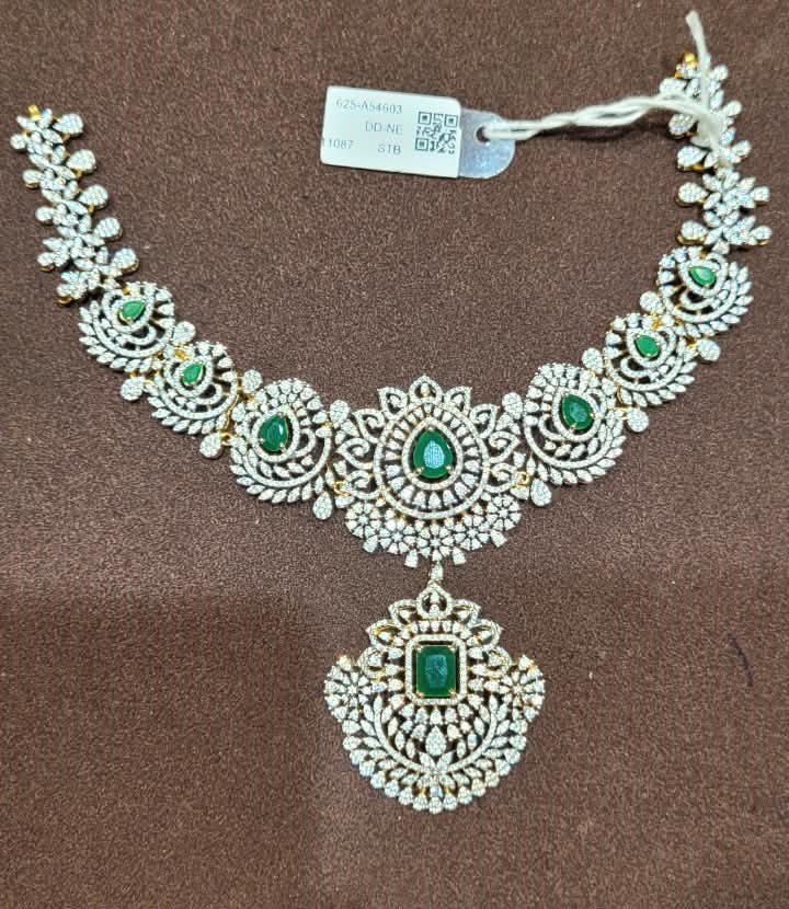 Avickam Dazzling Short Necklace